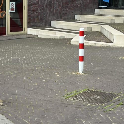 Uitneembare parkeerpalen D76mm 31 Wit met rode reflecterende strepen. Diameter 76mm. Parkeerpalen van topkwaliteit voor een messcherpe prijs. Degelijk Duits fabricaat!